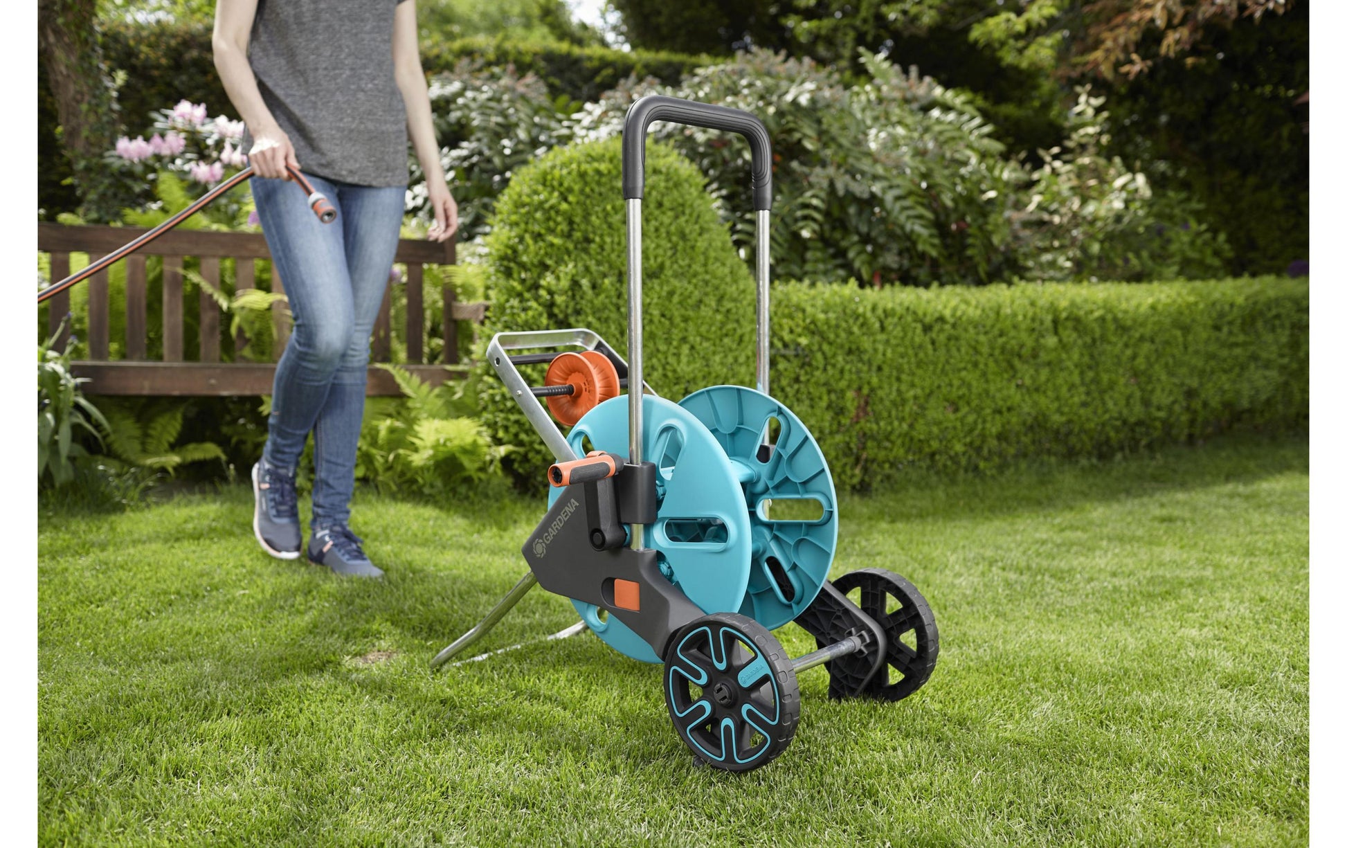 Gardena AquaRoll M Easy Schlauchwagen 60m – mit 2 Rollen, manuell, schwarz/türkis, für Schläuche Ø 13/15/19 mm