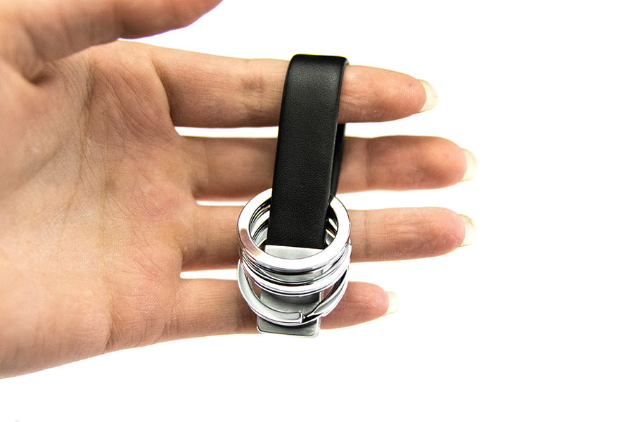 TROIKA Schlüsselanhänger Twister – Leder/Metall, Schwarz/Silber