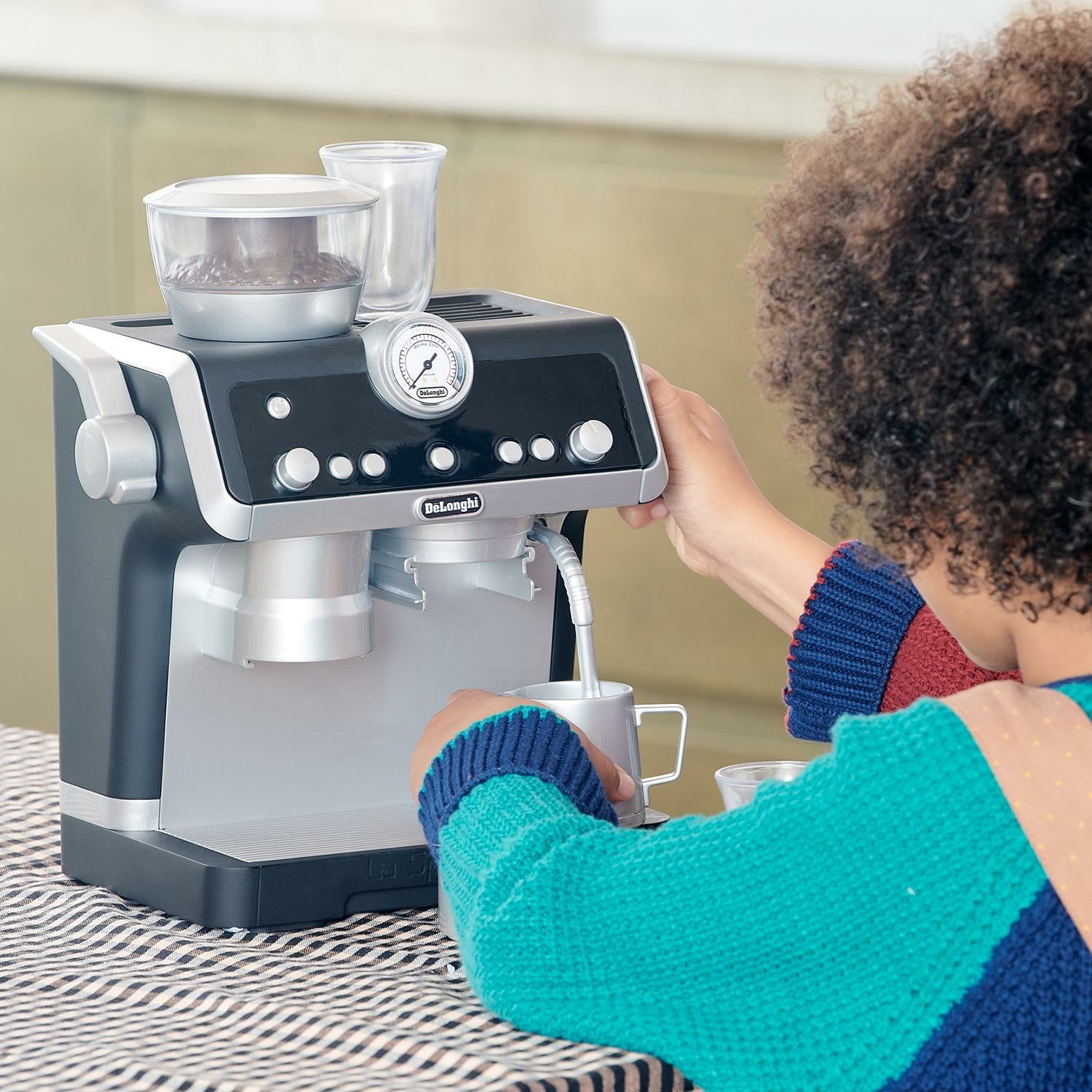 Casdon Spielzeug-Kaffeemaschine – Barista – batteriebetrieben, 2 × AAA – 16 × 28,5 × 25 cm – 1 Stück – ab 3 J.