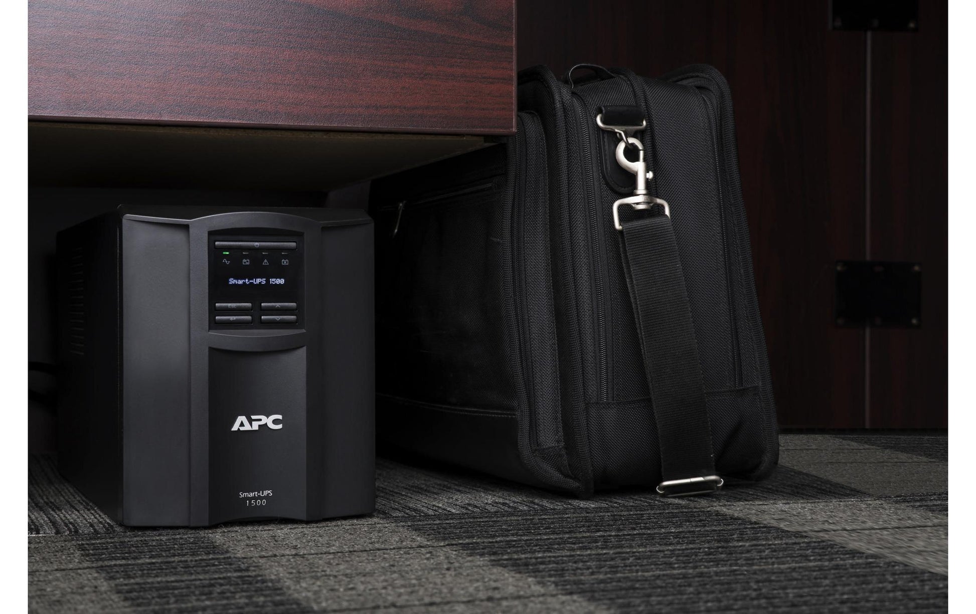 APC Smart-UPS SMT1500IC – USV Line-Interaktiv, 1,5 kVA/1000 W, Tower, 8× IEC (C13), VRLA, SmartConnect, LCD