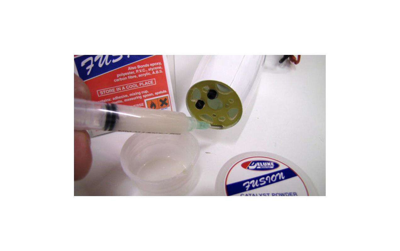 Deluxe Materials Spezialkleber – für Kunststoff, 75 ml