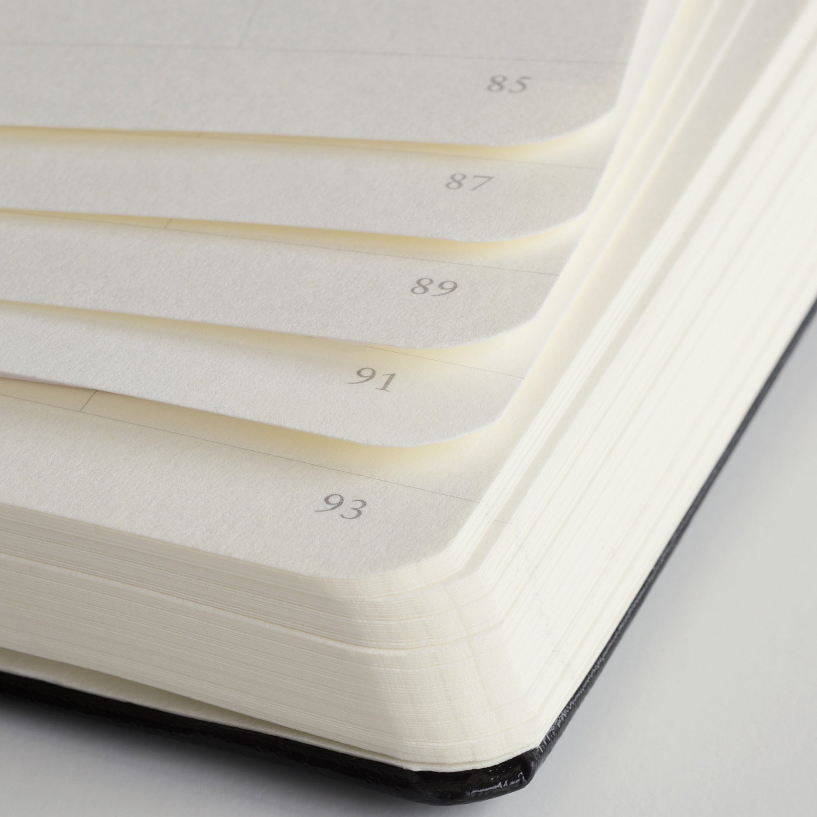 Leuchtturm Notizbuch – B5 – 121 Seiten – 80 g/m² – Softcover, Gummiband, abgerundete Ecken, schwarz