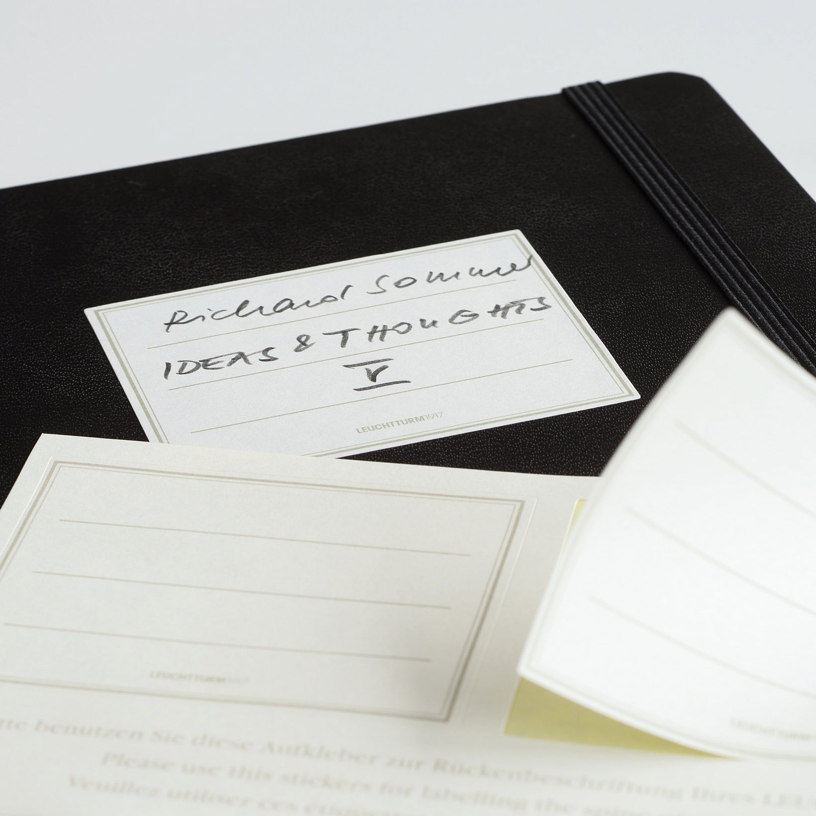 Leuchtturm Notizbuch – B5 – 121 Seiten – 80 g/m² – Softcover, Gummiband, abgerundete Ecken, schwarz