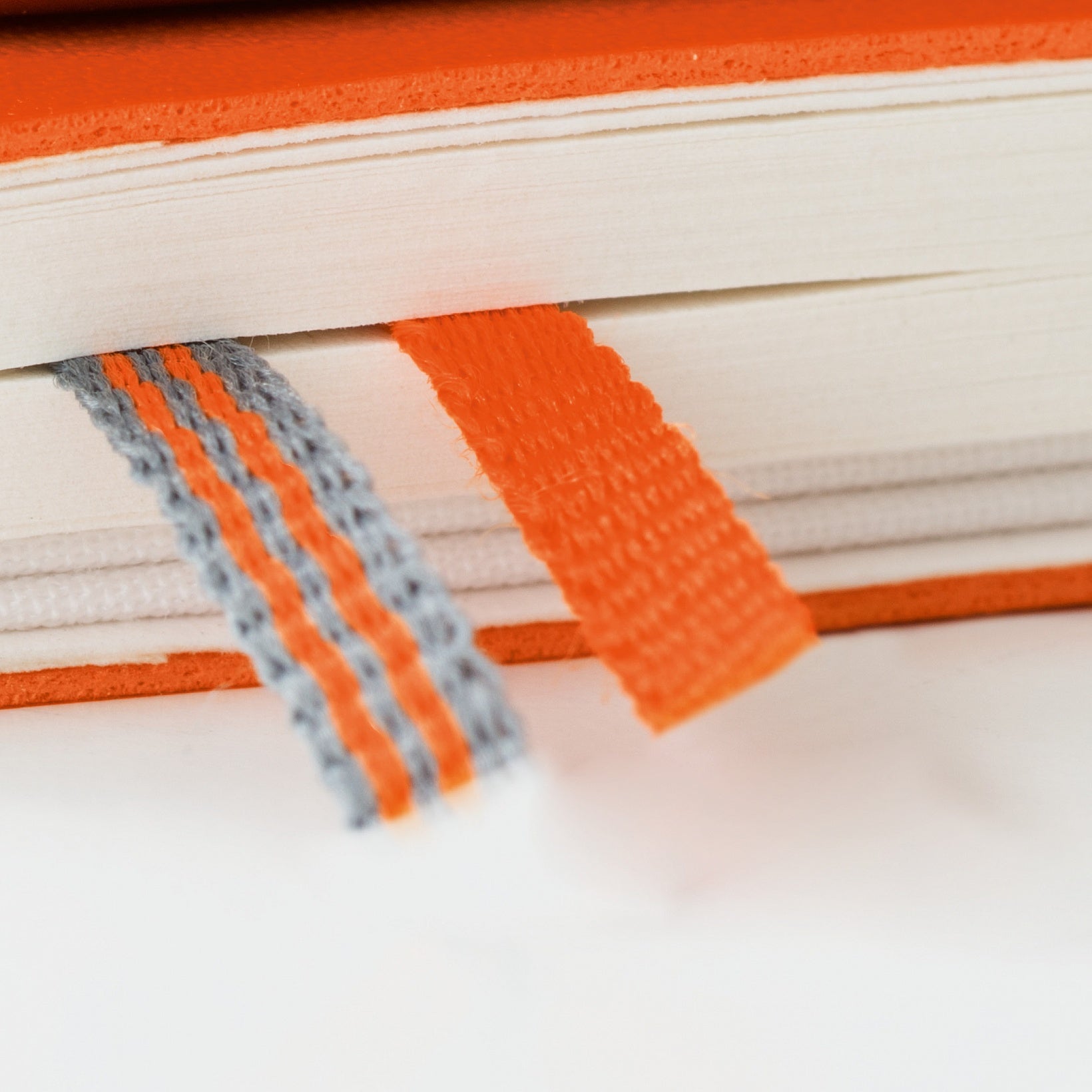 Leuchtturm Notizbuch – B5 – 121 Seiten – 80 g/m² – Softcover, Gummiband, abgerundete Ecken, schwarz