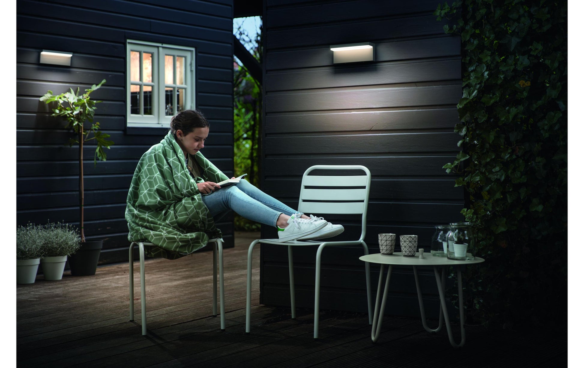 Philips by Signify Philips Aussenwandleuchte – 1 000 lm, 9 W – Warmweiss, 2700 K – IP44 – Netzbetrieb – Anthrazit – Aluminium