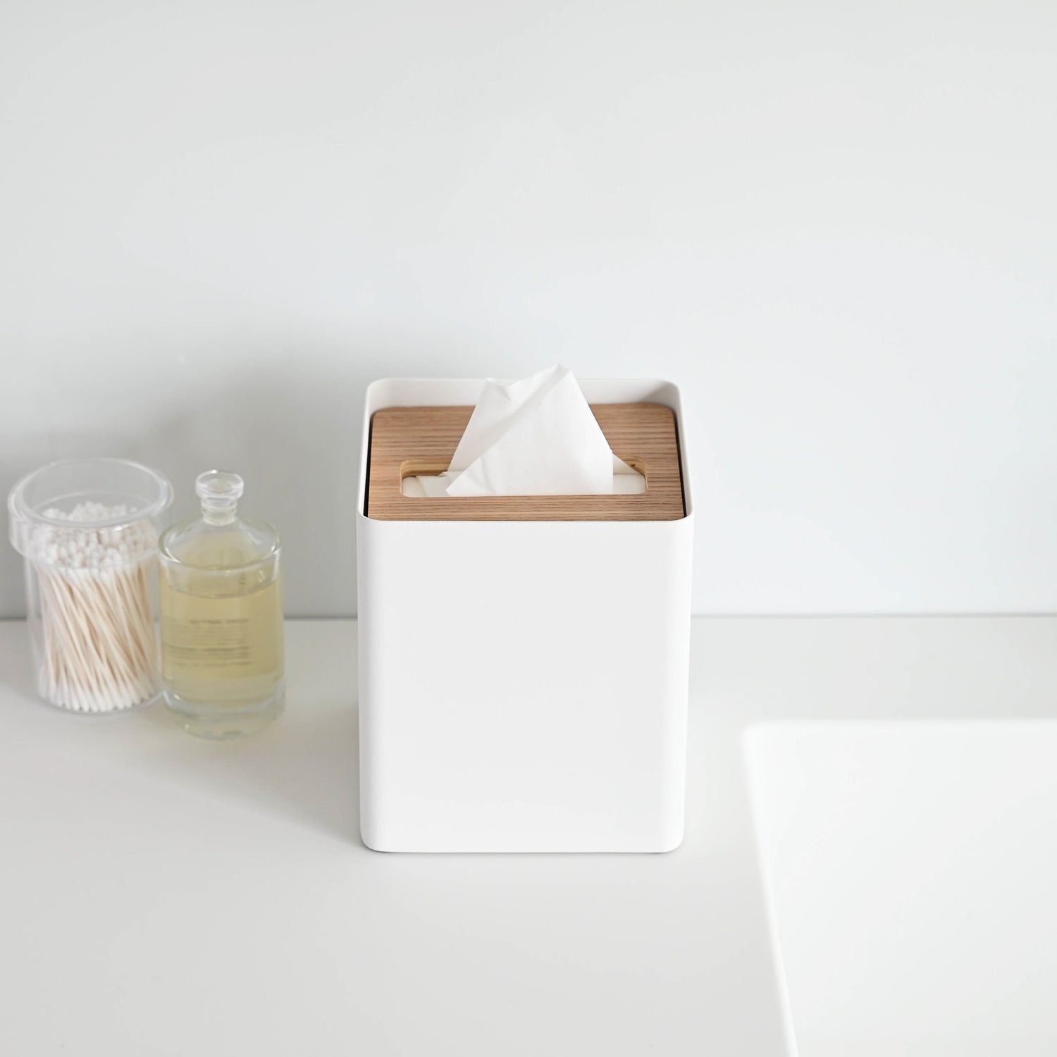 Yamazaki Kosmetiktuchbox – 13×13×15,5 cm, Stahl/Sperrholz, freistehend, Weiss