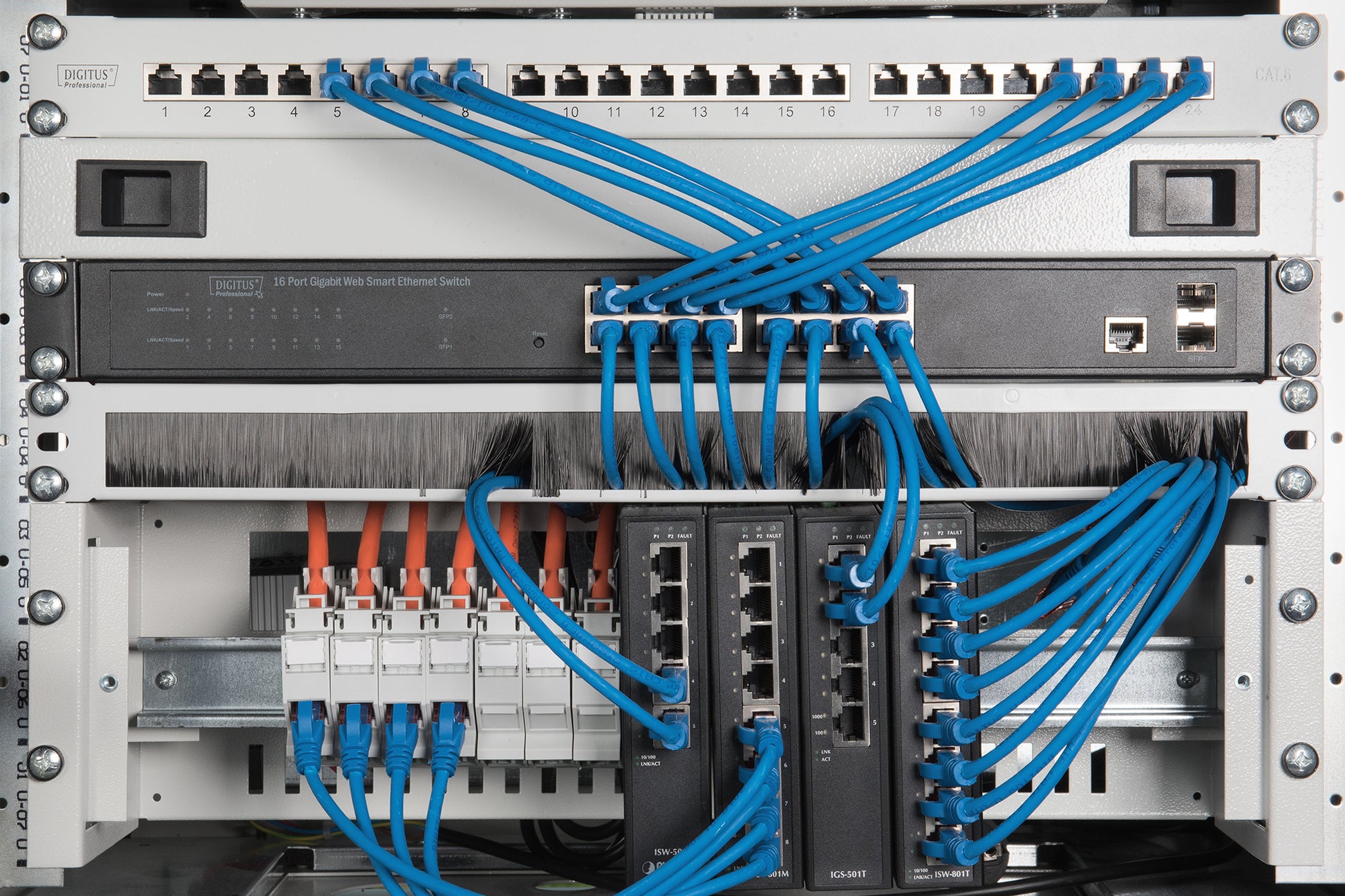 Digitus 483 mm Hutschienenträger – Regal-Schiene – 19" Rack, 3U, 135×480×150 mm, Grau