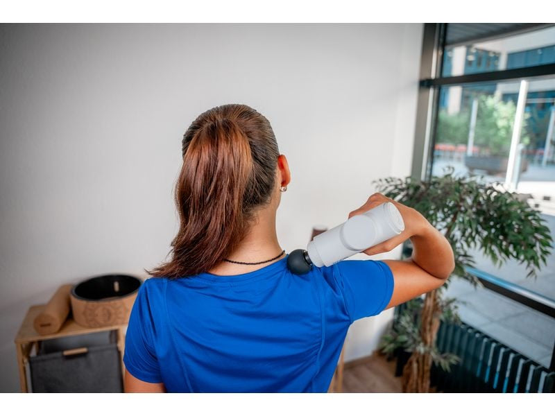 KOOR Massagepistole – Perkussionsmassage, 5 Stufen, mit Wärmefunktion – Weiss, 5 Köpfe – USB, 8 h Laufzeit