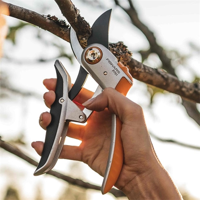 Fiskars P751 – Bypass-Gartenschere Schnittbreite 24 mm, Aluminiumgriff, Orange, 1 Stk.
