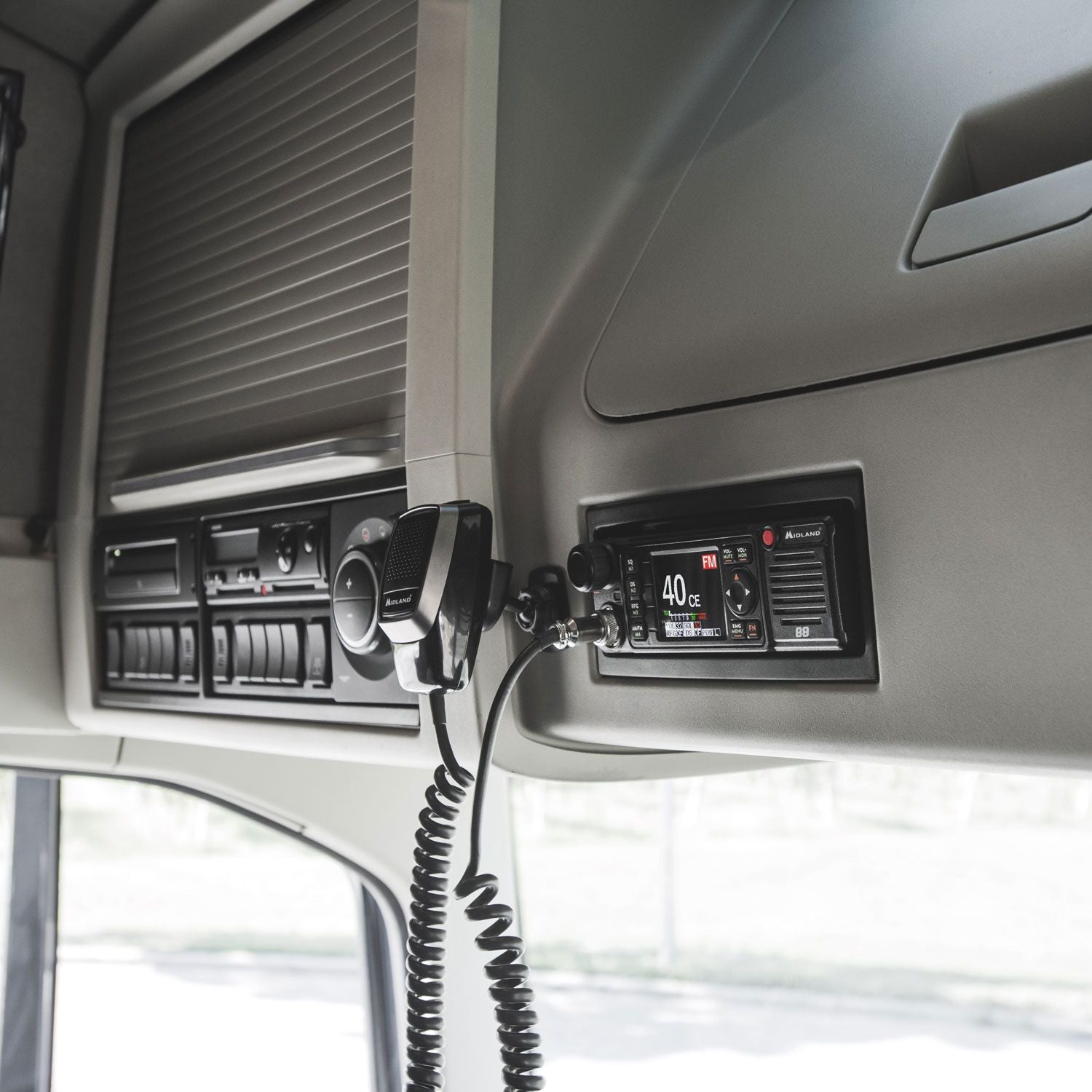 Midland M88 – CB-Funkgerät, 400 Kanäle, 26,965–27,405 MHz, 4 W, 12/24 V, Aluminium, Schwarz