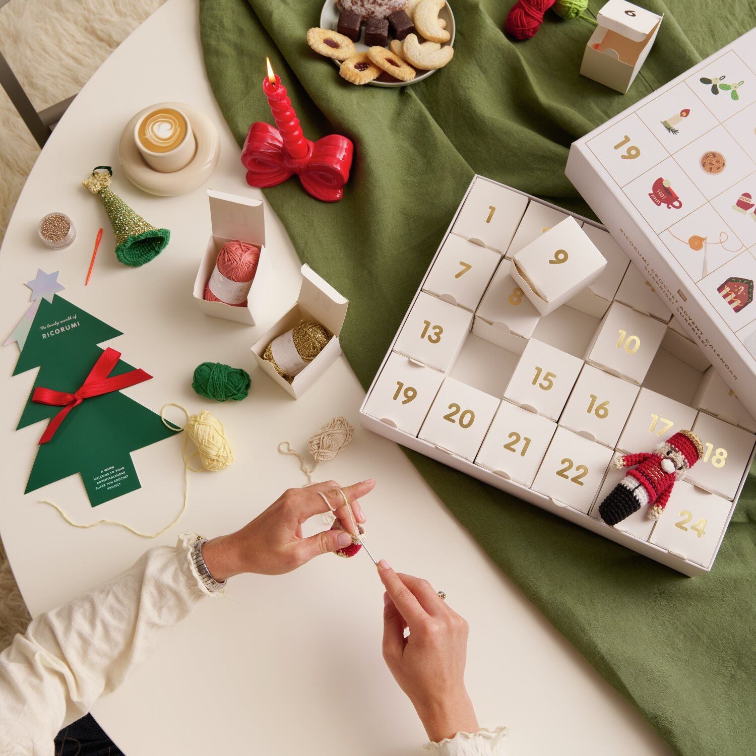 Rico Design Ricorumi Adventskalender 990476 Häkelset Mehrfarbig – Box 36 cm×29 cm×7 cm