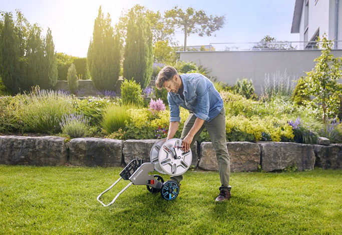 Gardena Schlauchwagen 25 m – mit Schlauch, 2 Rädern, Tragegriff, mehrfarbig, Metall/Kunststoff