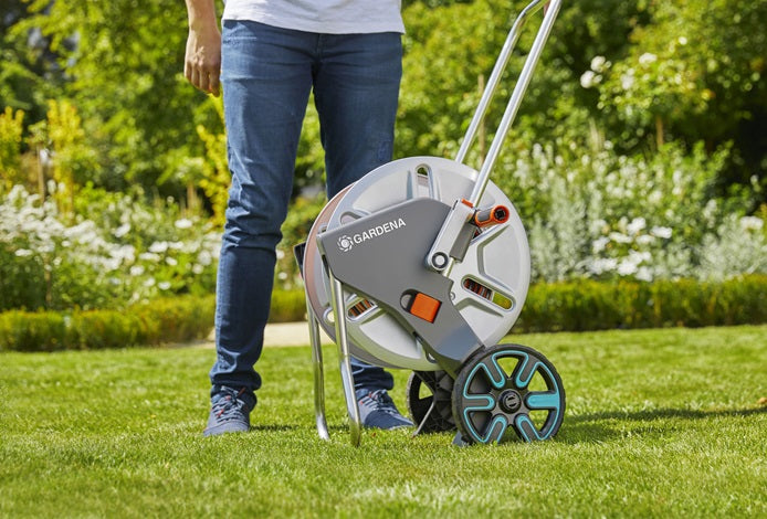 Gardena AquaRoll Schlauchwagen 60 m – mit 2 Rädern, mit Tragegriff, schwarz/edelstahl, Metall/Kunststoff