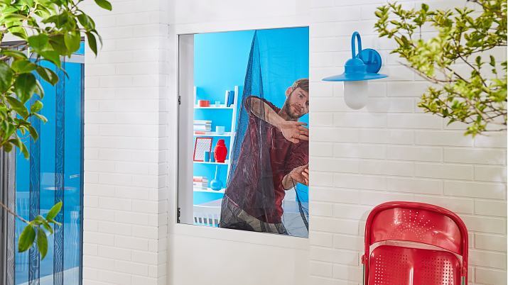 TESA Fenster-Fliegengitter – 130 × 150 cm – grau – waschbar