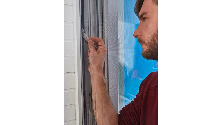 TESA Fenster-Fliegengitter – 130 × 150 cm – grau – waschbar
