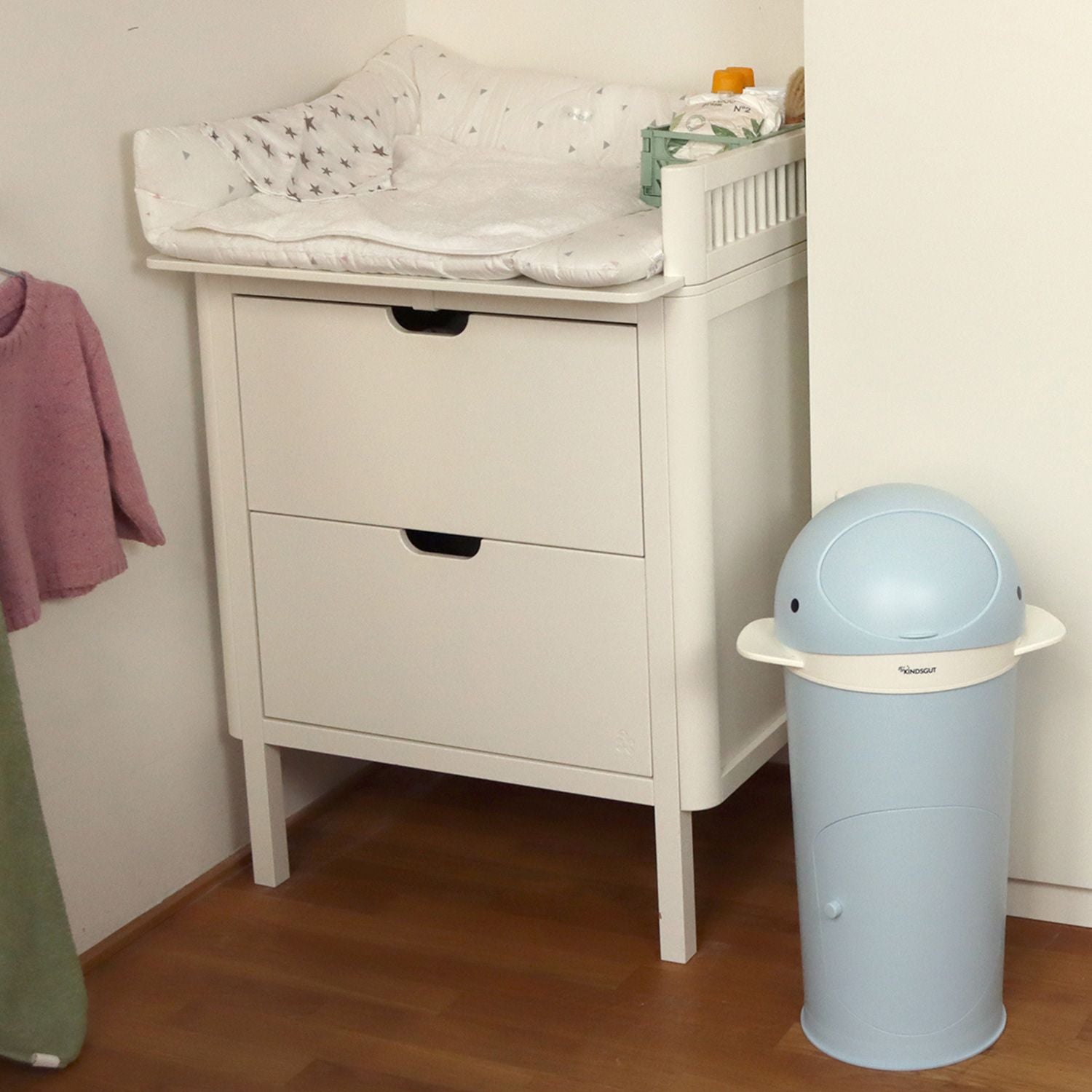 Kindsgut Schwingdeckel-Abfalleimer Wal – Ø 37 × 68 cm – Kunststoff – Hellblau – Müllsackhalterung
