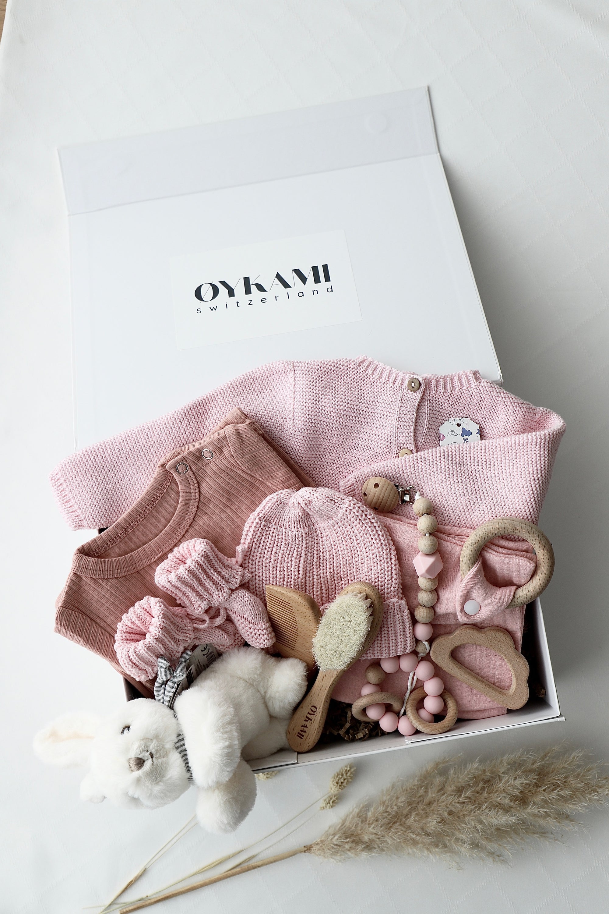 OYKAMI Geschenkbox Verona – rosa, weiss – Plüsch, Baumwolle, Holz – 280 × 350 × 110 mm
