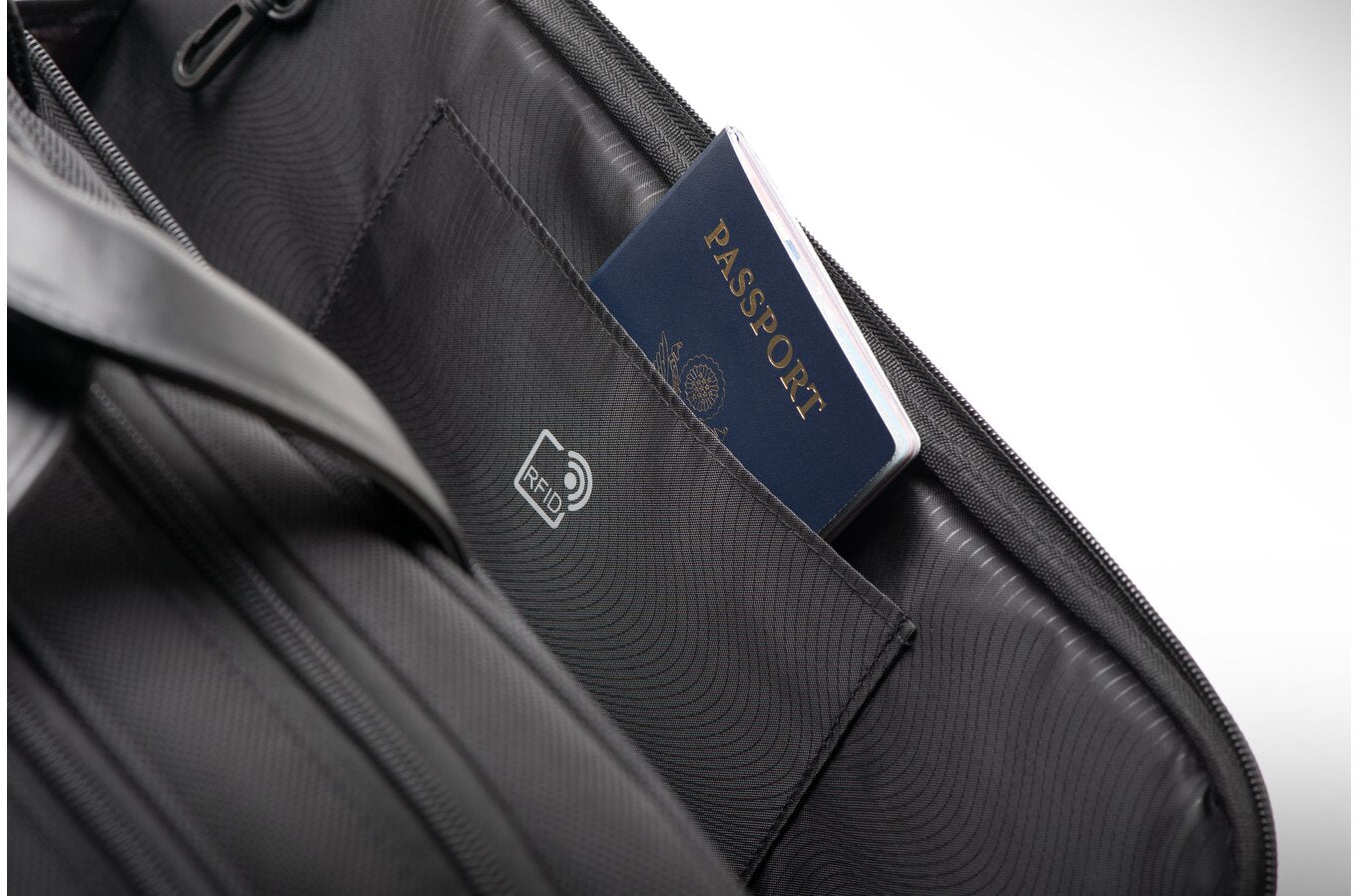 Kensington Contour 2 Notebook-Tasche bis 15,6" – wasserfest, Trolley-Band – Schwarz
