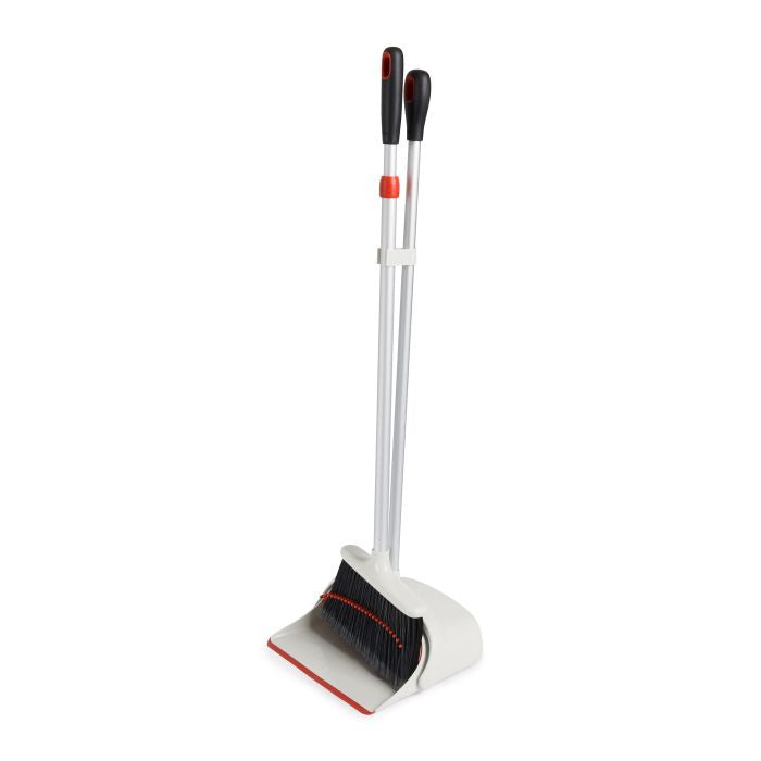 OXO Good Grips Kehrgarnitur – 28 cm, Kunststoff, Schwarz/Rot/Weiss, Teleskopstiel 99,06–130 cm