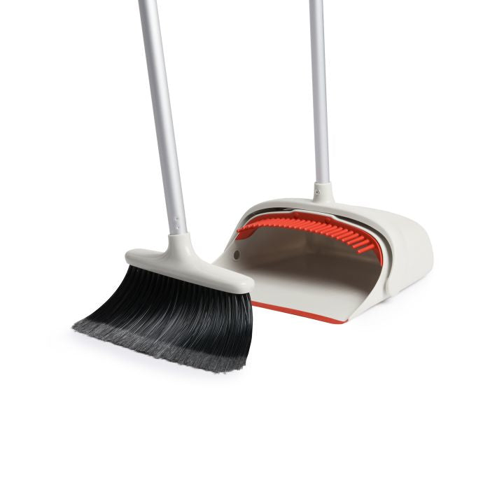 OXO Good Grips Kehrgarnitur – 28 cm, Kunststoff, Schwarz/Rot/Weiss, Teleskopstiel 99,06–130 cm