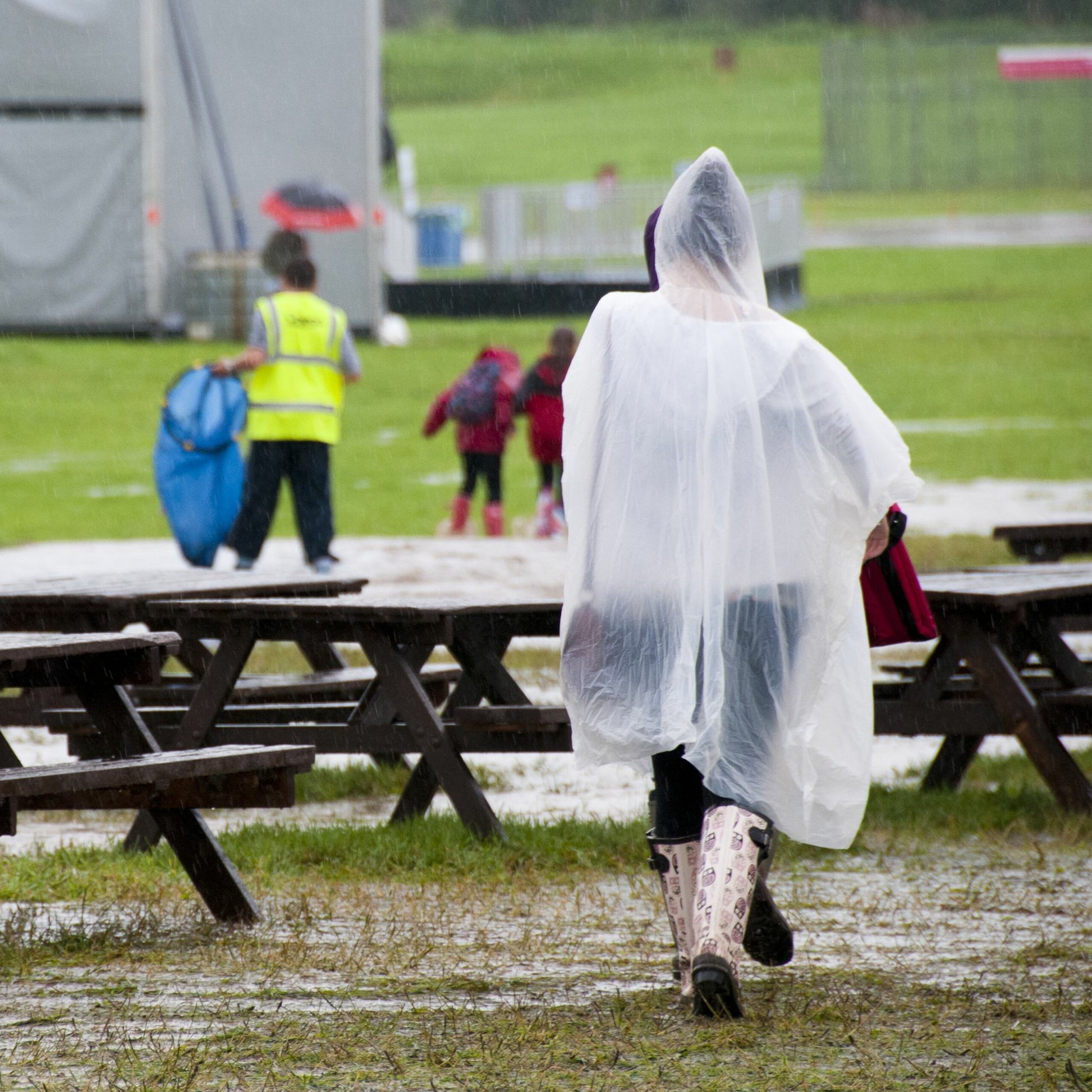 Relaxdays Regenponcho – Einheitsgrösse, 20 Stück – Rot, Polyethylen (PE), mit Kapuze