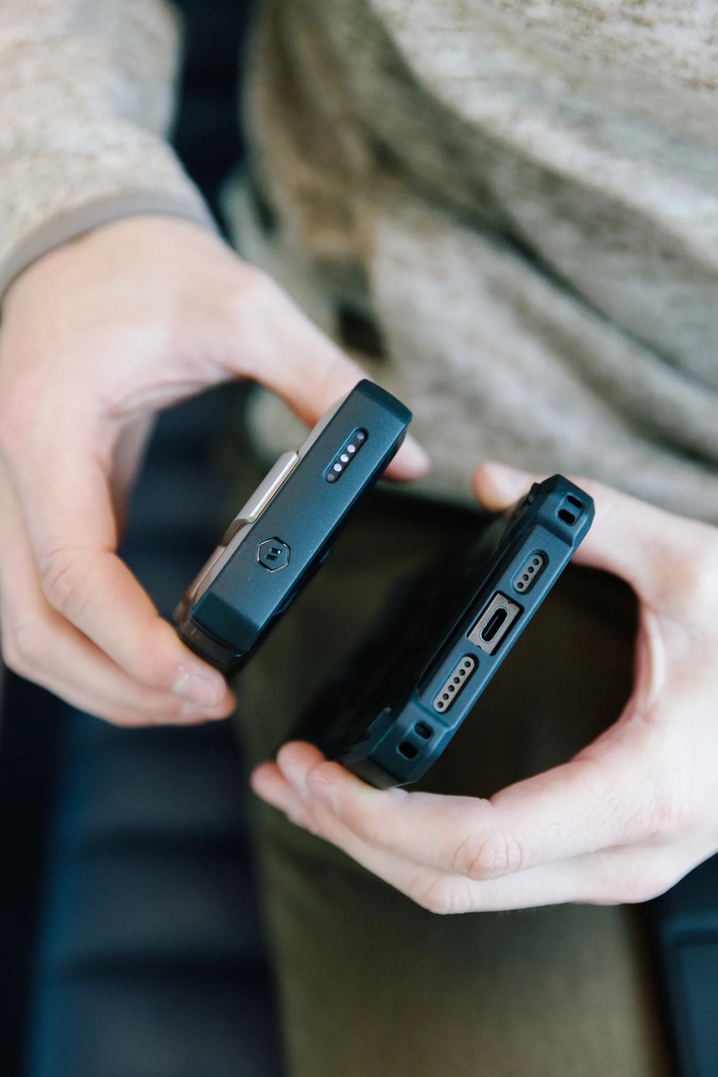 Urban Armor Gear UAG – Powerbank 10000 mAh, PD 20 W, 1× USB-C, 1× USB-A, kabelloses Laden, für Smartphones, Titanium