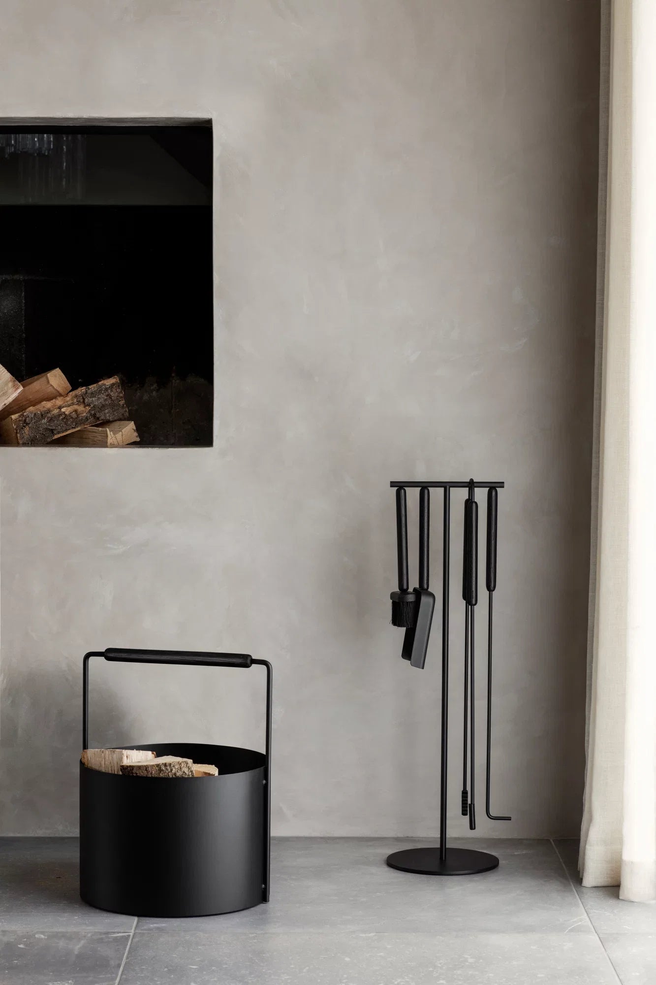 Blomus Aufbewahrungskorb – Stahl/Eiche – Schwarz/Braun – mit Griffen, FSC 100% – 350 × 452 × 350 mm