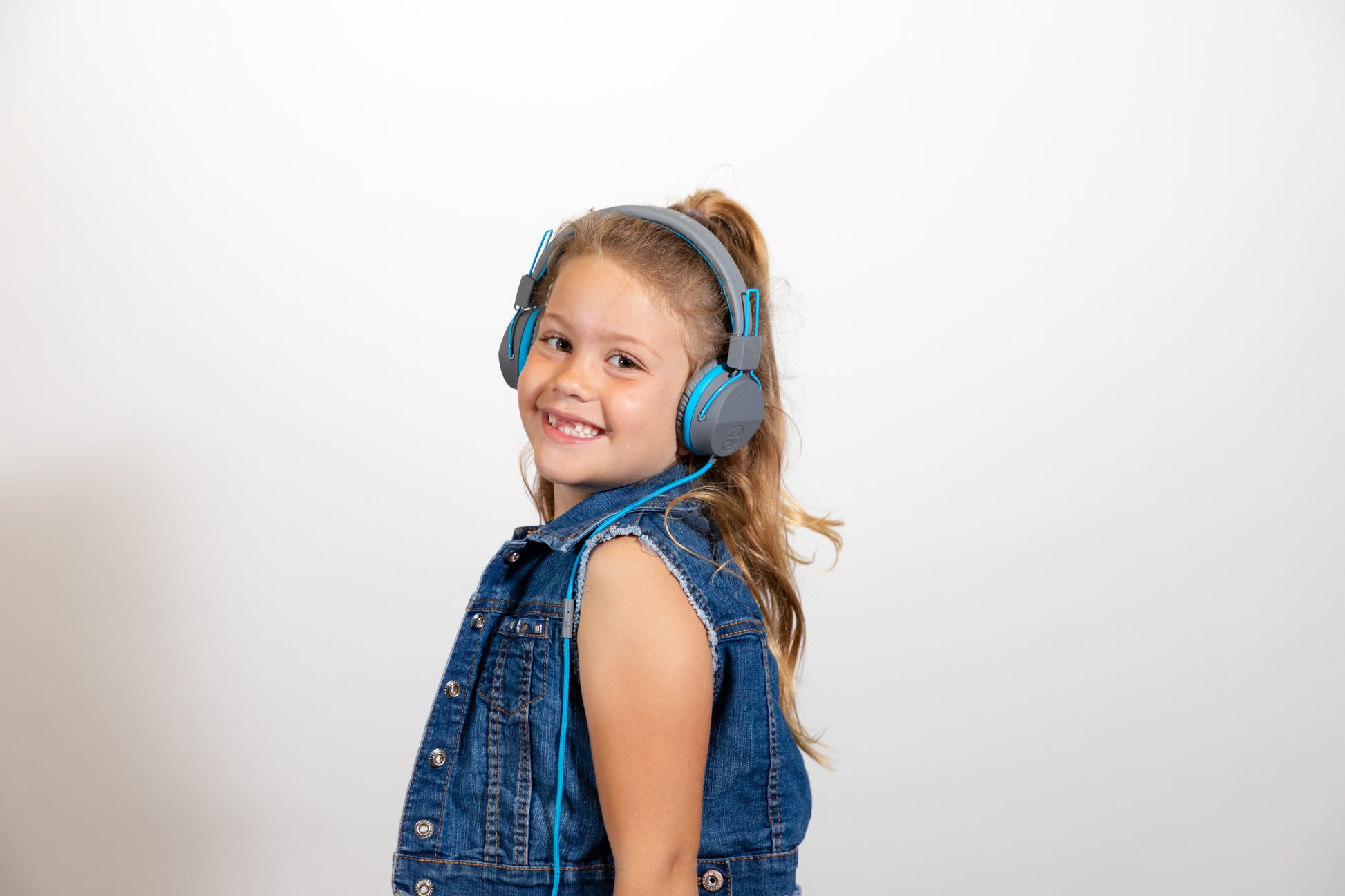 JLab JBuddies Studio Kinderkopfhörer – Over-Ear, Stereo, Kabelgebunden, 3,5 mm Klinke, Blau/Graphit