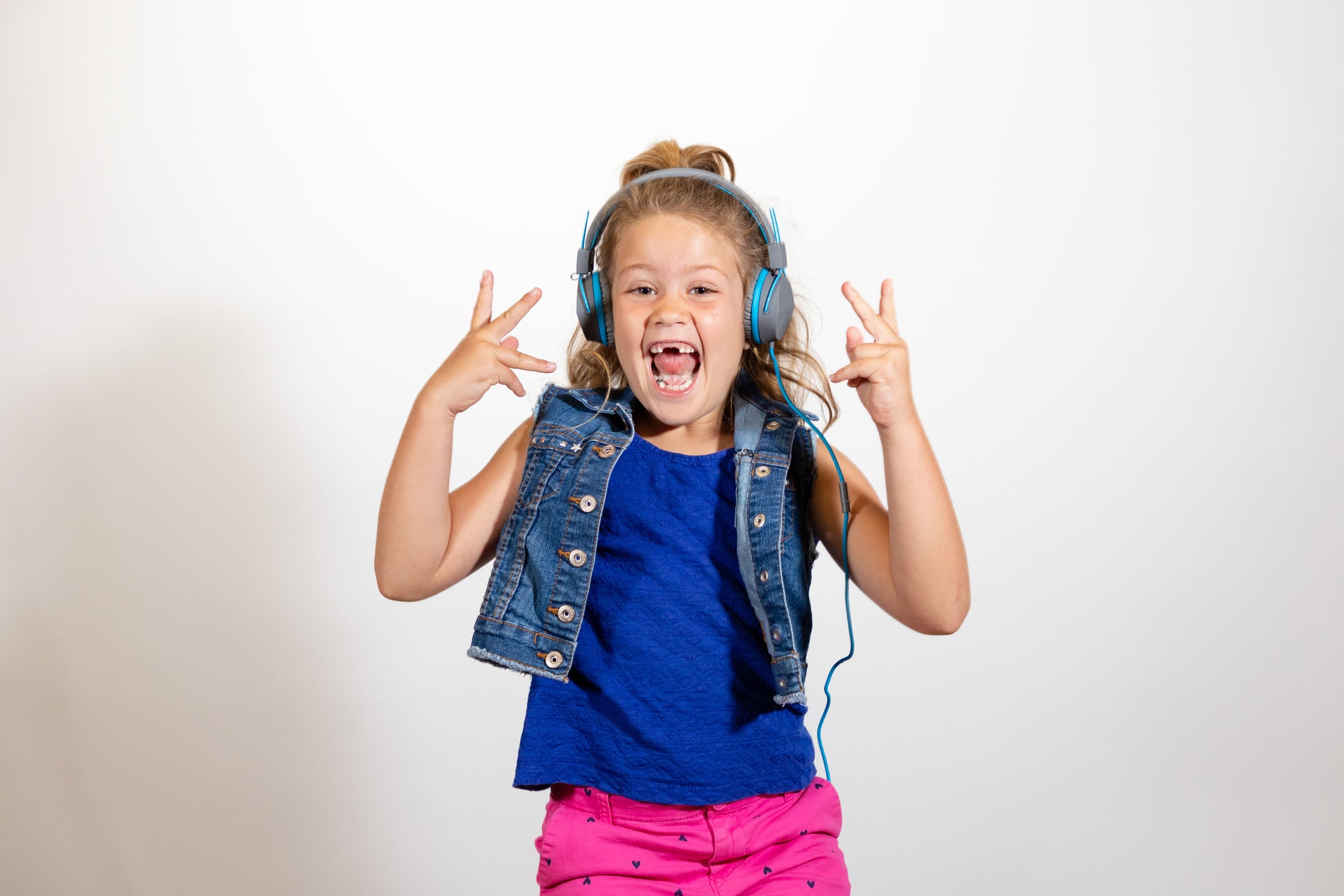 JLab JBuddies Studio Kinderkopfhörer – Over-Ear, Stereo, Kabelgebunden, 3,5 mm Klinke, Blau/Graphit