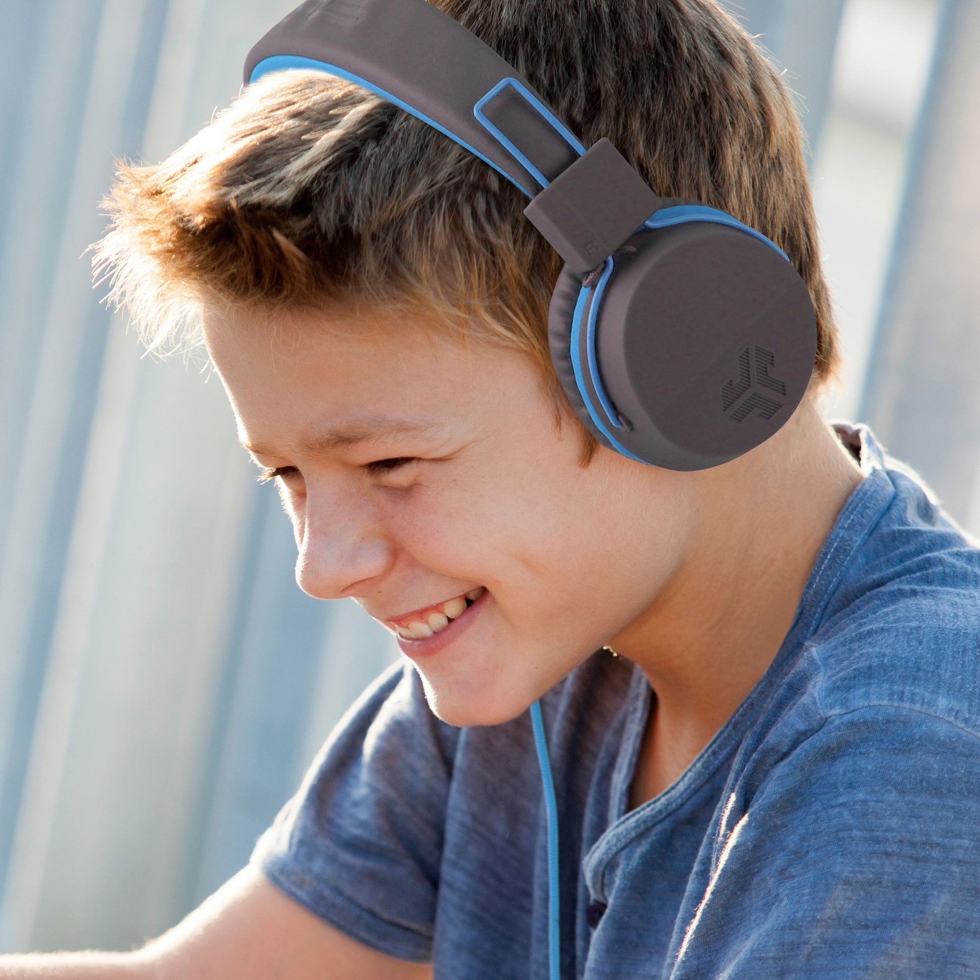 JLab JBuddies Studio Kinderkopfhörer – Over-Ear, Stereo, Kabelgebunden, 3,5 mm Klinke, Blau/Graphit