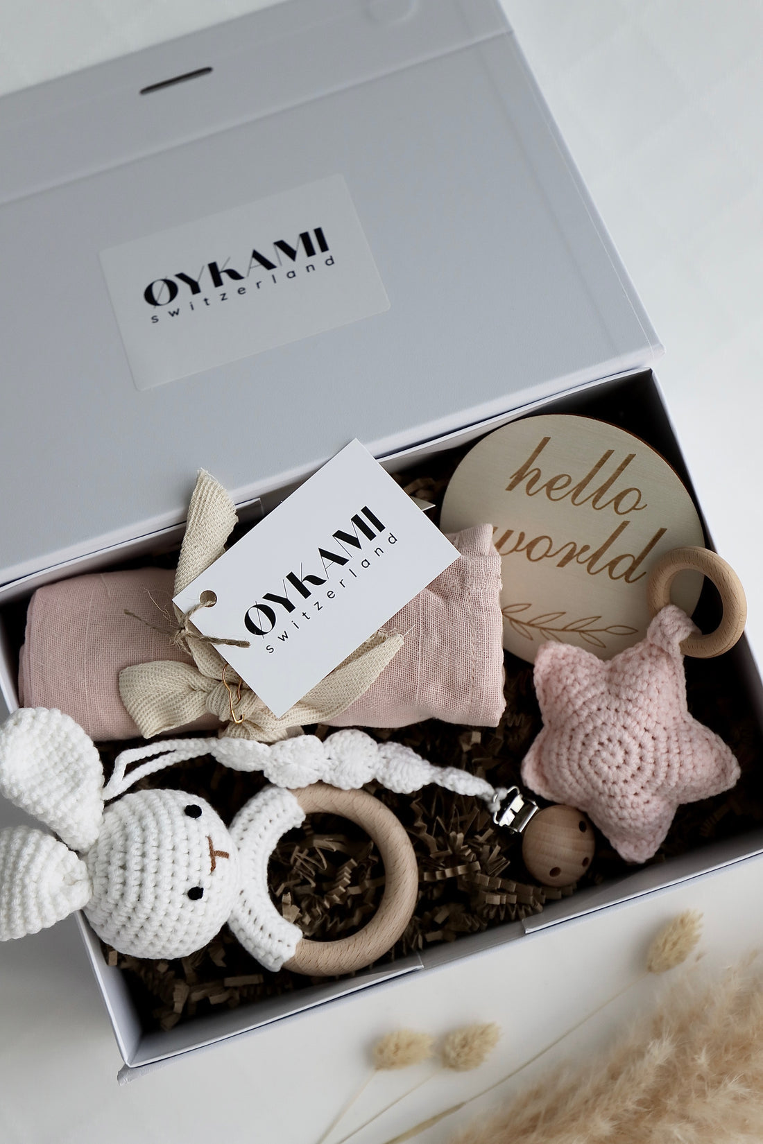 OYKAMI Geschenkbox Baby Estland mit Hase – Rosa/Beige – Baumwolle & Holz – ab 0 M.