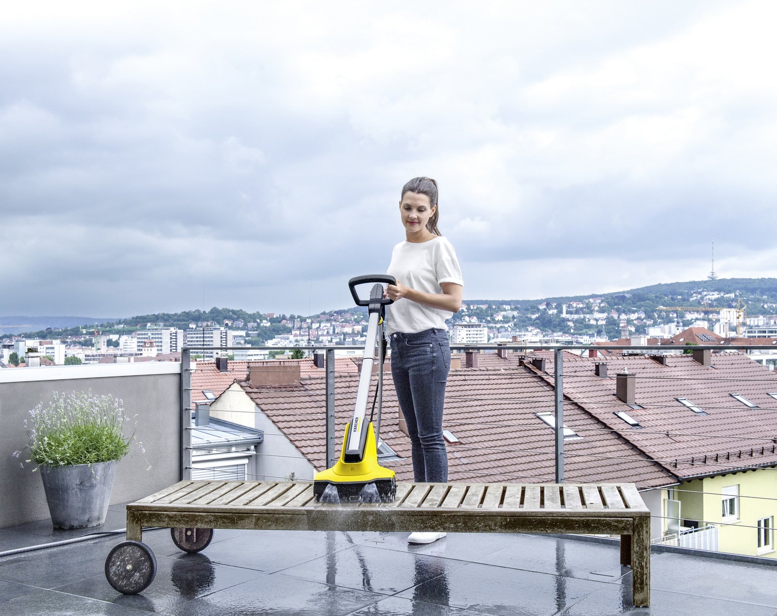 Kärcher Reinigungsgerät Patio Cleaner PCL 4 – 30,7 cm Arbeitsbreite – Schwarz/Gelb