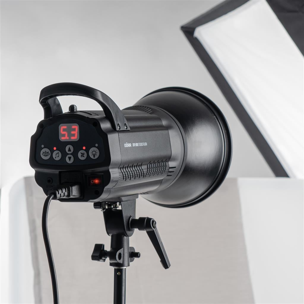 Dörr DFX-300 Studioblitz – 300 Ws, 150 W Lampe, 5500 K, 0,1–0,7 s Blitzfolgezeit, dimmbar – Schwarz