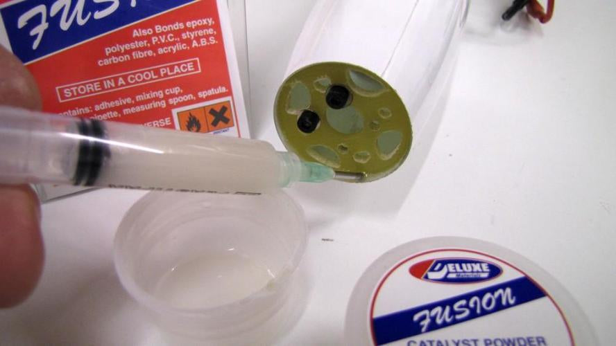 Deluxe Materials Spezialkleber – für Kunststoff, 75 ml