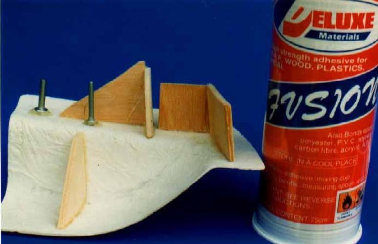 Deluxe Materials Spezialkleber – für Kunststoff, 75 ml