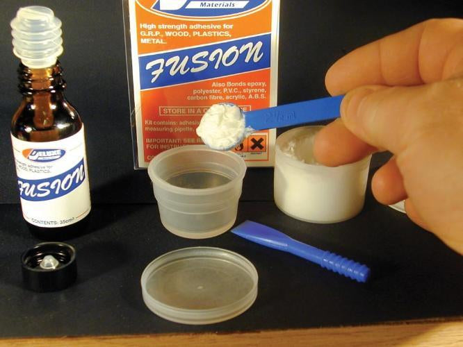 Deluxe Materials Spezialkleber – für Kunststoff, 75 ml