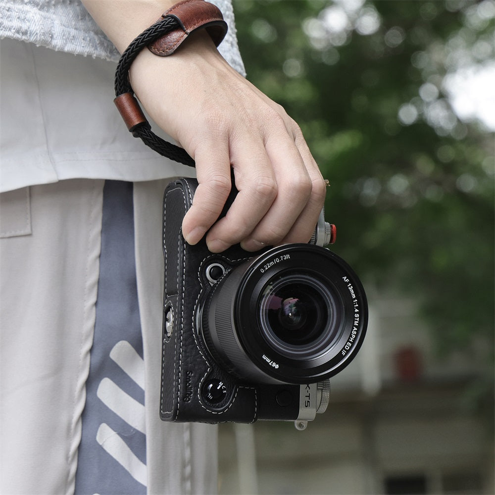 SmallRig 3927 Half-Case mit Handgelenkschlaufe – Aluminiumoxid, Leder – für FUJIFILM X-T5 – Braun