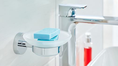 tesa Smooz Seifenhalter – Klebemontage – 11 × 5,2 × 13 cm – Weiss – Glas