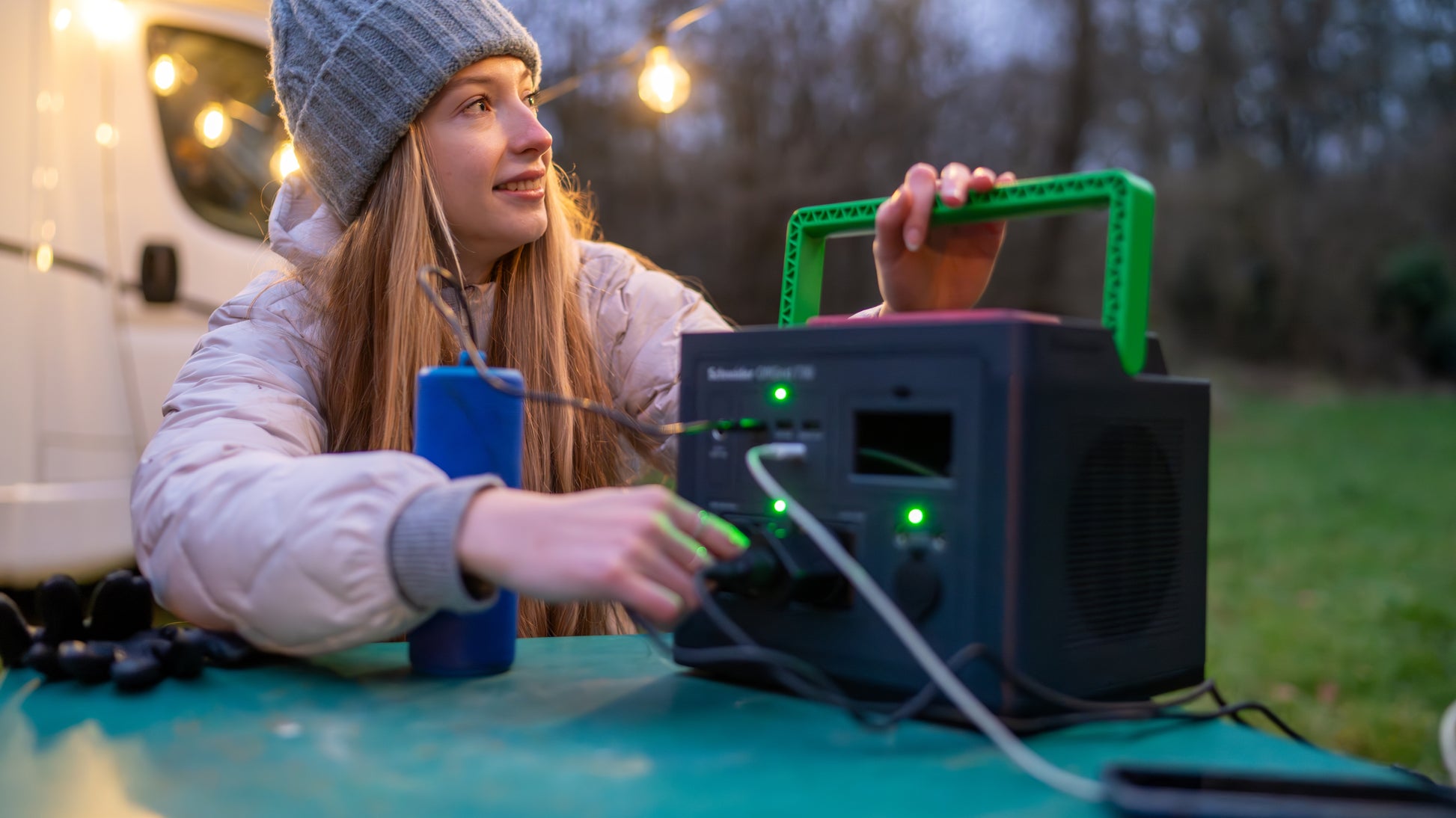 APC OffGrid 730 – Powerstation, 738 Wh, 700 W AC, Li‑Ion, 2× Schuko (Typ F), LCD, Kabelloses Laden