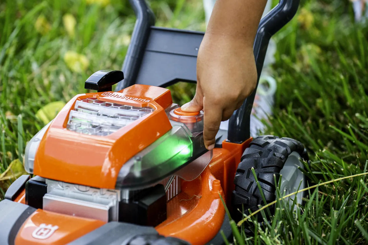 Husqvarna 546 27 26-01 Spielzeug-Rasenmäher – 28 × 22 × 35 cm – ab 3 Jahren – schwarz/grau/orange