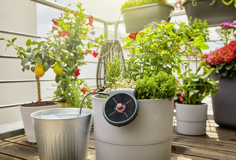 Gardena aquaBloom Solar-Bewässerungs-Set – 28 Tropfer, 15 Schlaucheinsätze, Druckregler, Solar-/Akkubetrieb