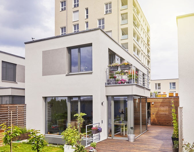 Gardena aquaBloom Solar-Bewässerungs-Set – 28 Tropfer, 15 Schlaucheinsätze, Druckregler, Solar-/Akkubetrieb