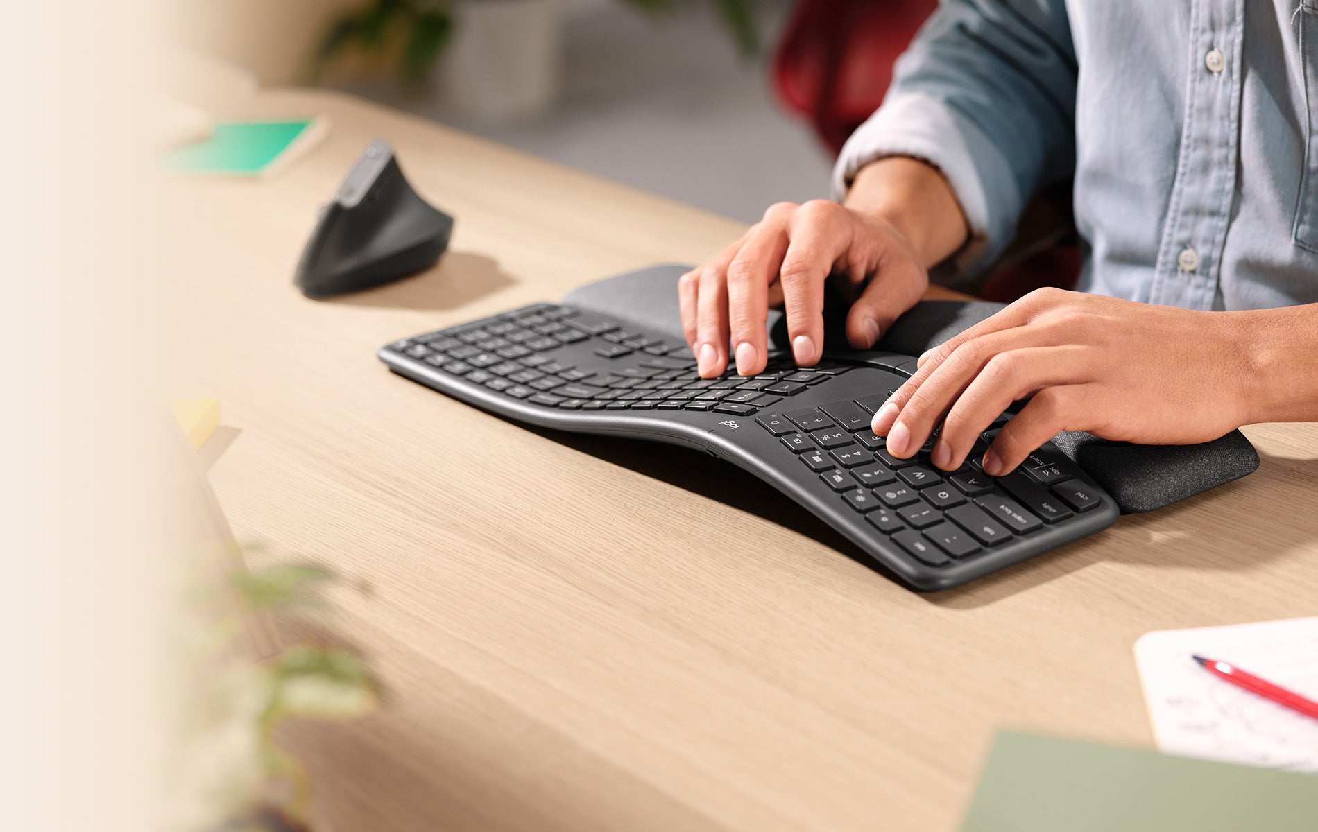 Logitech Ergo K860 – Tastatur, kabellos (Bluetooth/2,4 GHz), Fullsize (mit Ziffernblock)