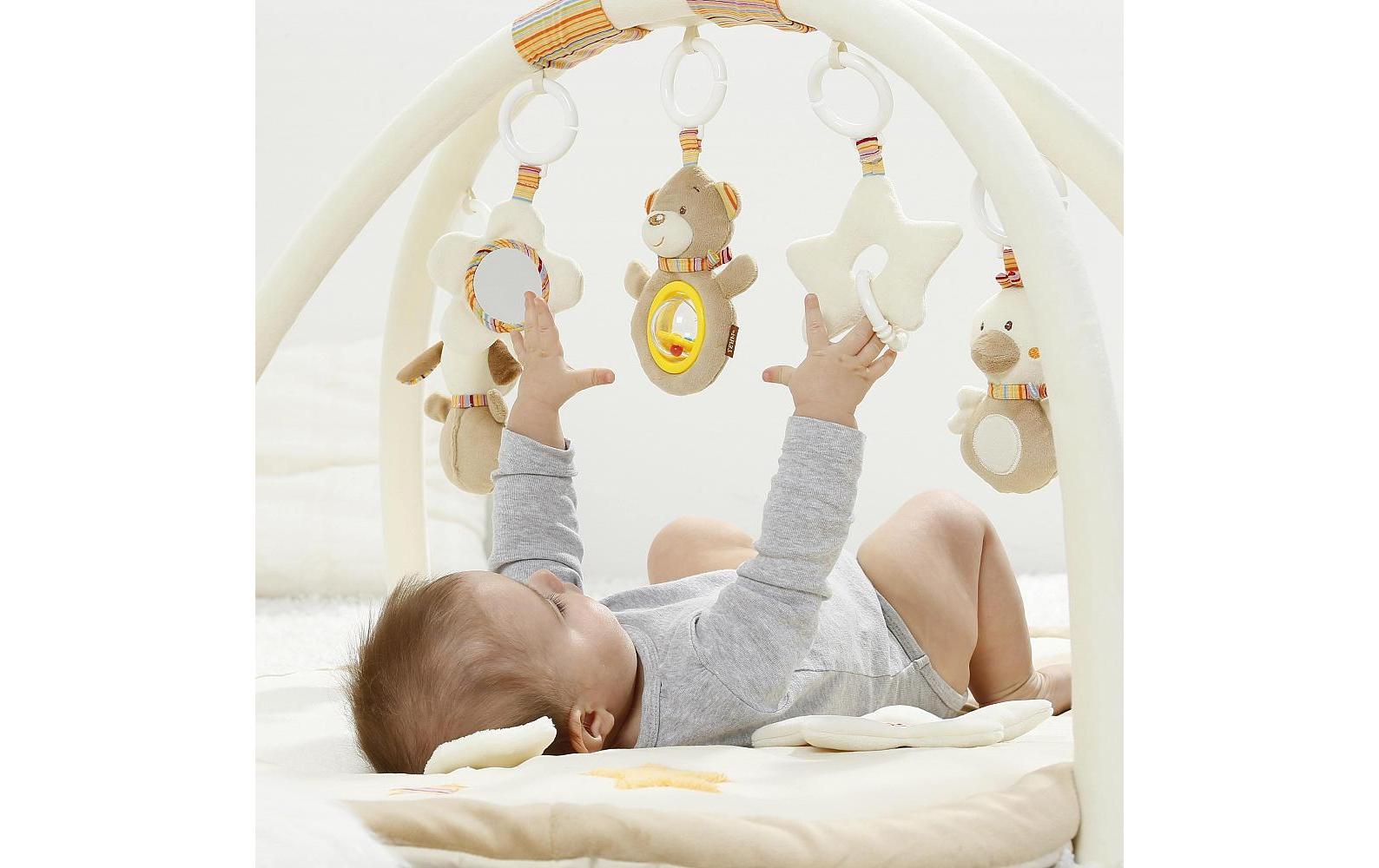 Fehn Krabbeldecke mit Spielbogen Bär Rainbow – 105 × 80 cm – ab 0 J. – Plüsch