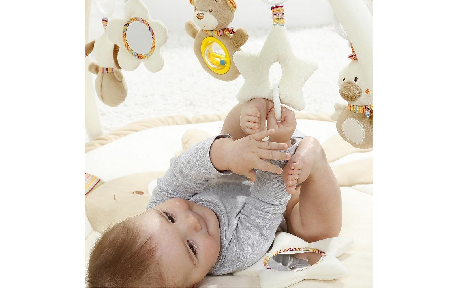 Fehn Krabbeldecke mit Spielbogen Bär Rainbow – 105 × 80 cm – ab 0 J. – Plüsch
