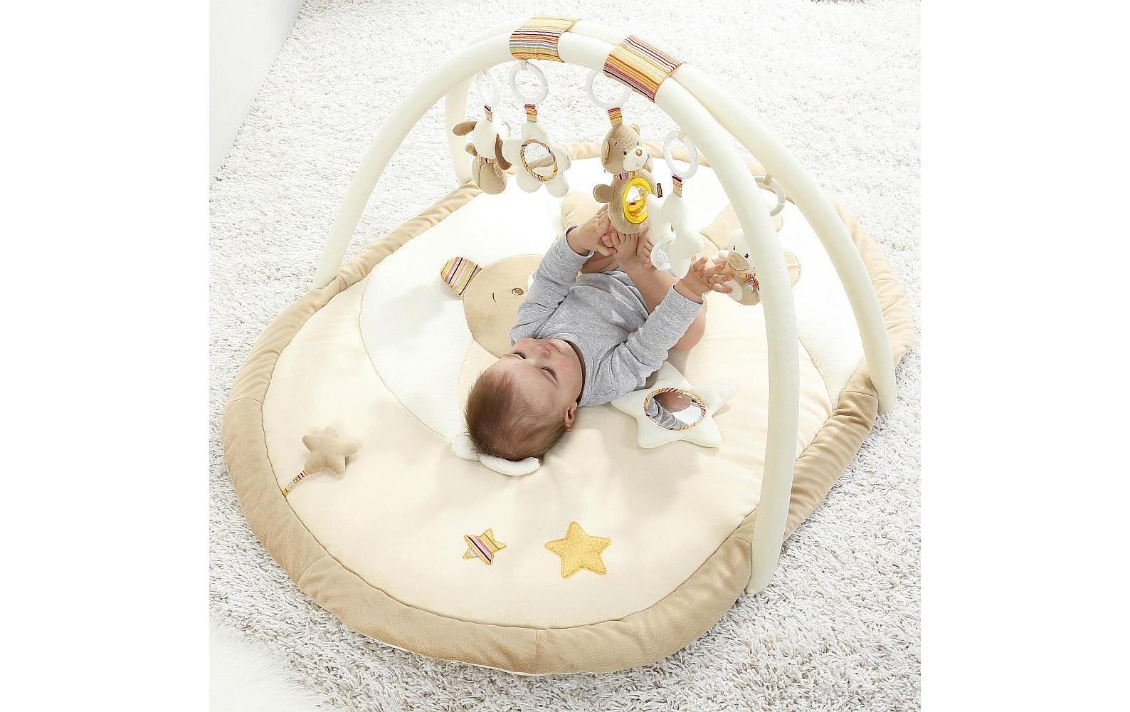 Fehn Krabbeldecke mit Spielbogen Bär Rainbow – 105 × 80 cm – ab 0 J. – Plüsch