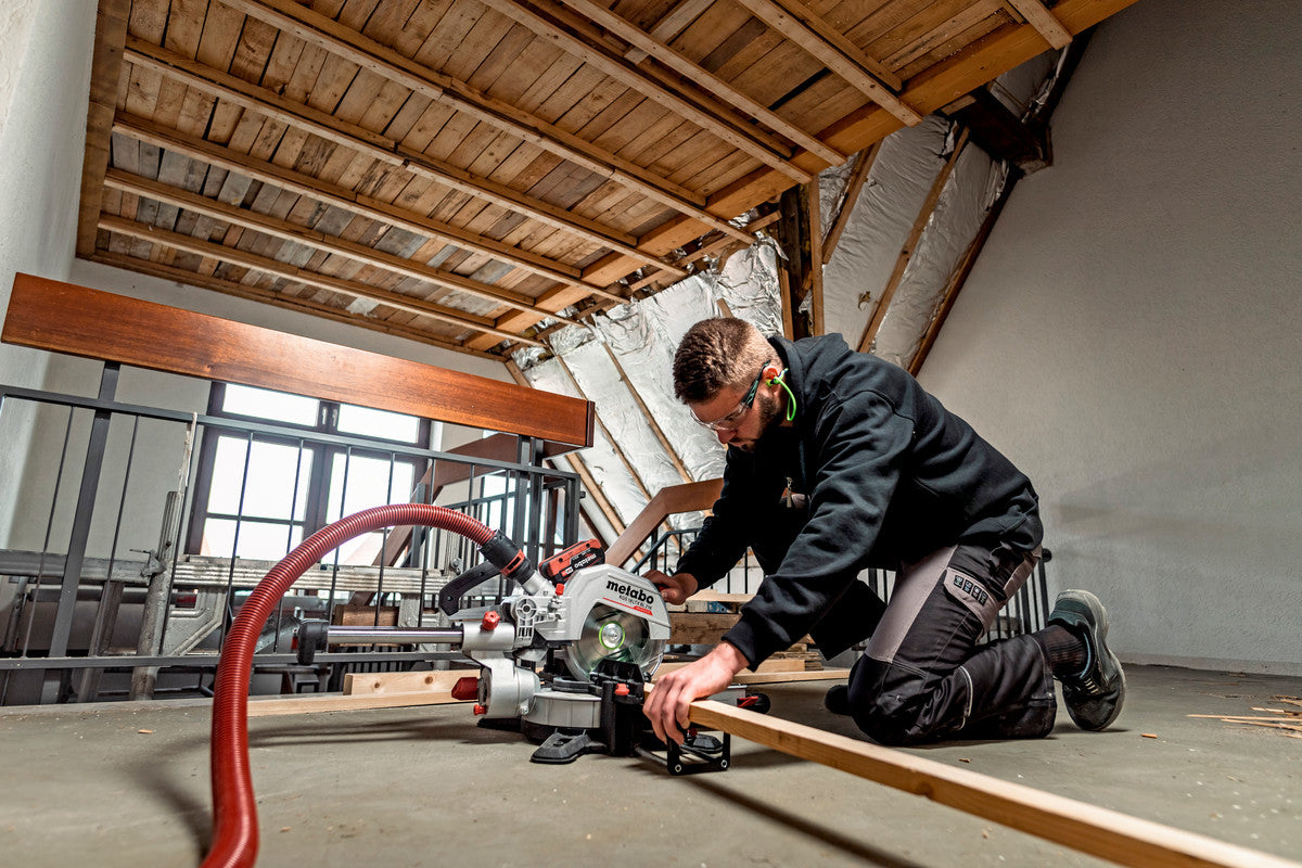 Metabo Kapp- und Gehrungssäge KGS 18 LTX BL 216 – 18 V (CAS) – Sägeblattdurchmesser 216 mm – mit Akku und Ladegerät