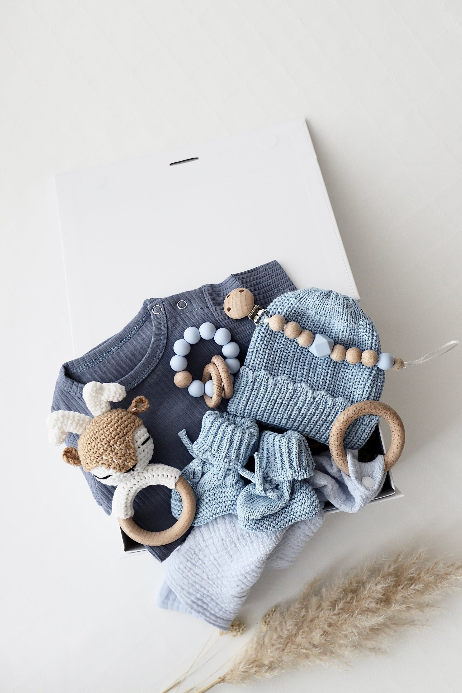 OYKAMI Geschenkbox Palermo – Hirsch – Baby-Geschenkset mit Rassel, Body – ab 0 J. – blau
