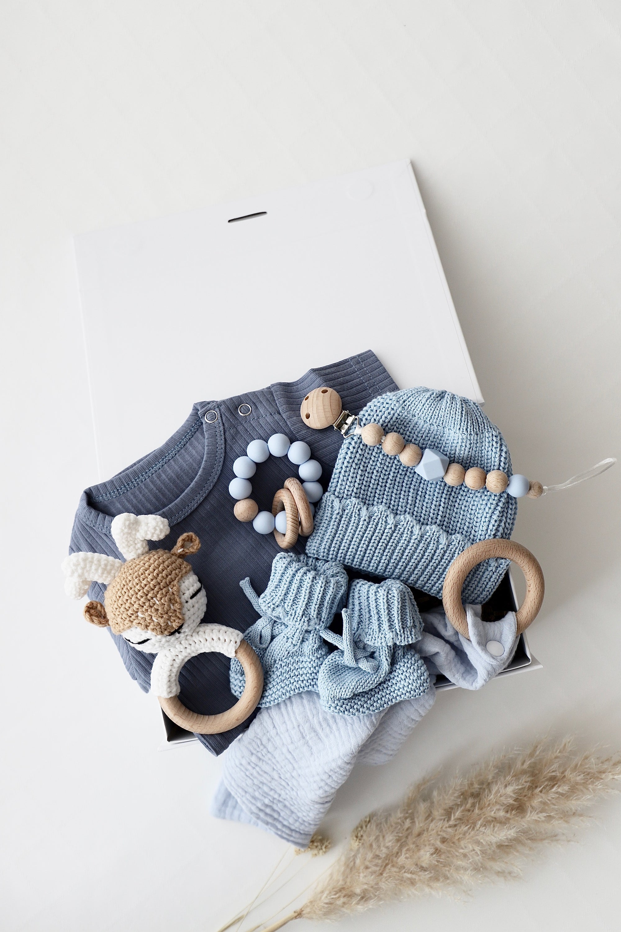 OYKAMI Geschenkbox Palermo – Hirsch – Baby-Geschenkset mit Rassel, Body – ab 0 J. – blau