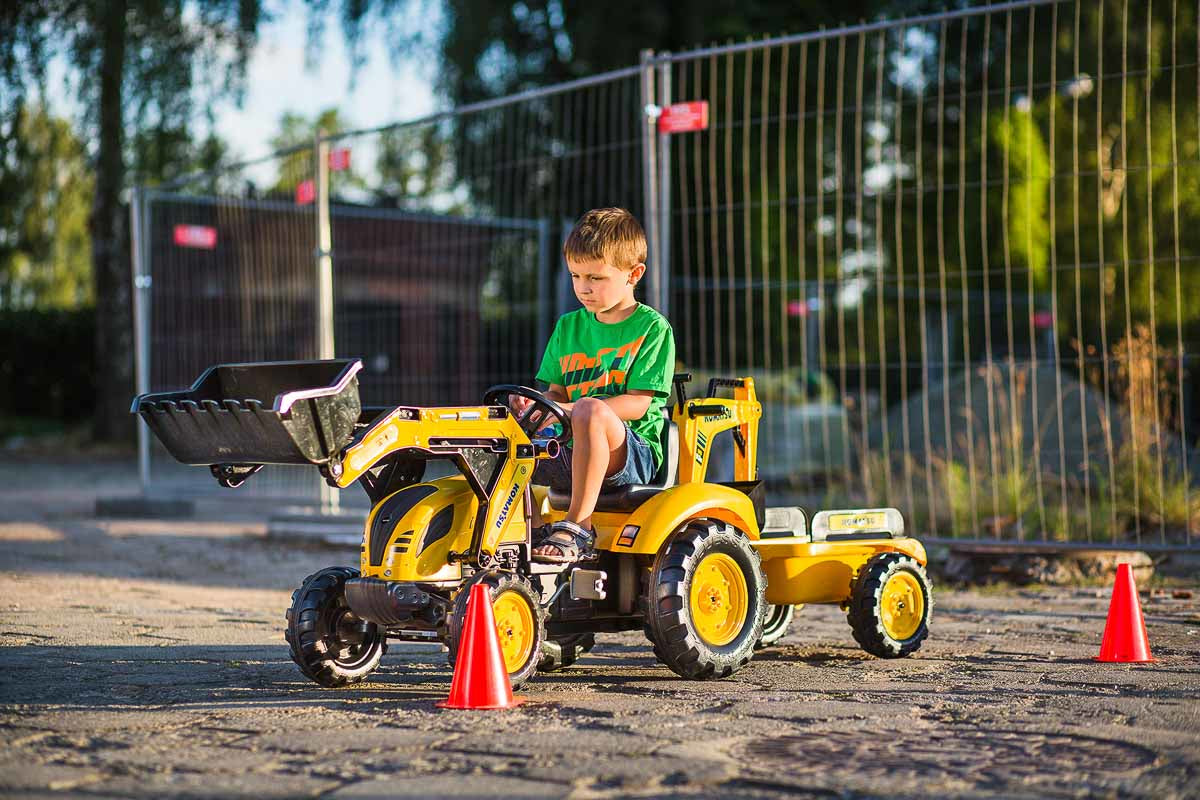 Falk Aufsitzbagger – mit Anhänger, max. Last 50 kg – 203 × 53 cm – ab 3 Jahren – Kunststoff, schwarz/gelb